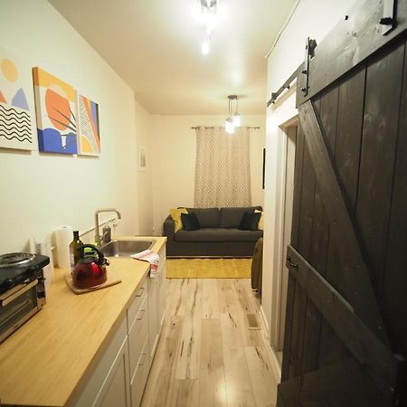 Cozy 1 Bedroom Centrally Located Hamilton Esterno foto