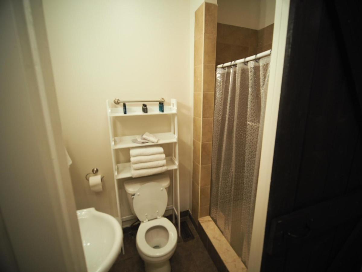Cozy 1 Bedroom Centrally Located Hamilton Esterno foto